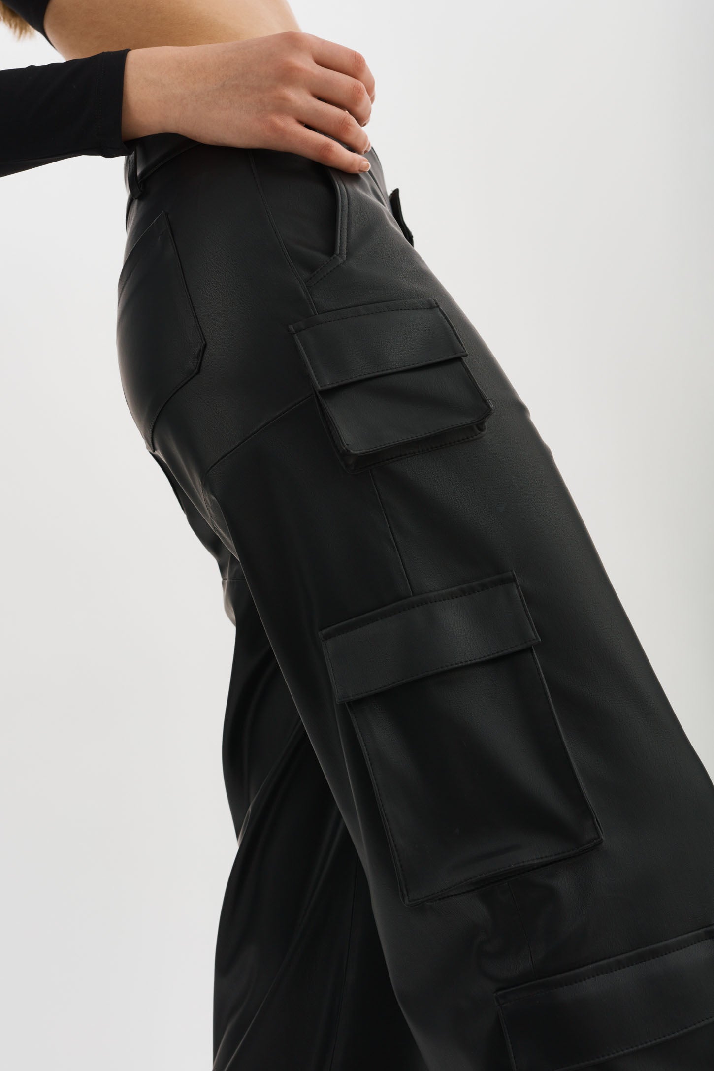 BOBBI | Pantalon cargo en similicuir