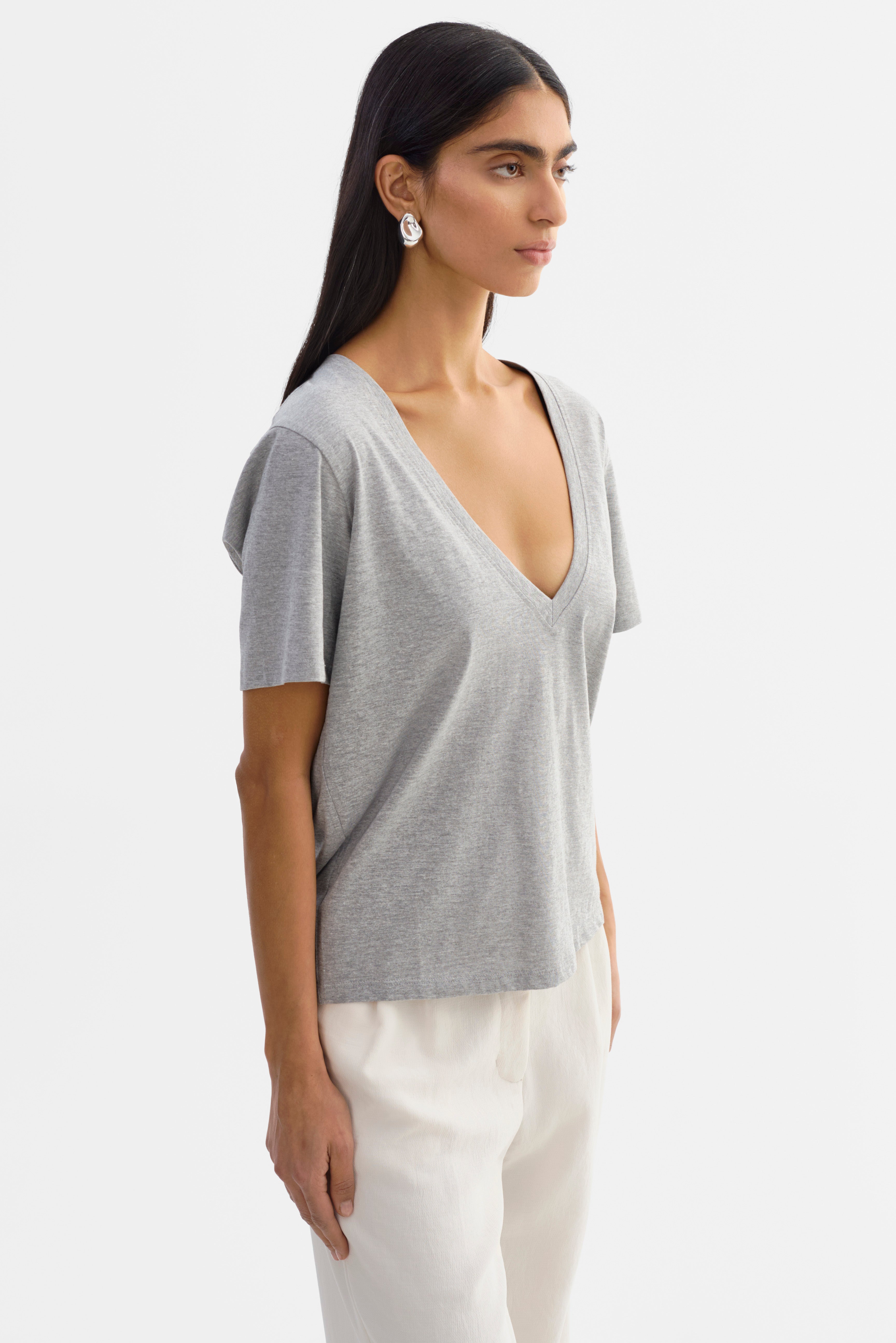 CECILIA | Deep V-neck Tee – LAMARQUE